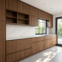 Ensemble d'armoires de cuisine modulaires en placage de noyer de luxe moderne sur mesure avec portes plates sans poignées et rangement pleine hauteur