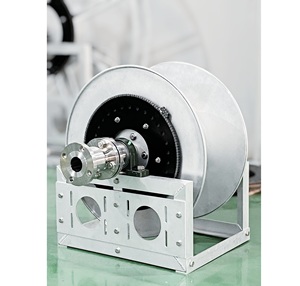 Dévidoir de tuyau multi-enroulement aéronautique 2 pouces en aluminium 273W, personnalisé OEM ODM, pour le ravitaillement de camions et le transfert de fluides industriels - Product Image 2