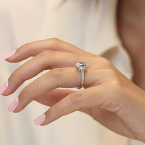 Anillo de Diamantes con Corte Ovalado Q184, Anillo de Compromiso Clásico para Mujer con Piedras Laterales - Product Image 6