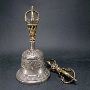 Campana tibetana Ghanta de bronce fundido pesado con Vajra – Campana de sonido para baño sonoro con borde pulido de precisión - Product Image 1