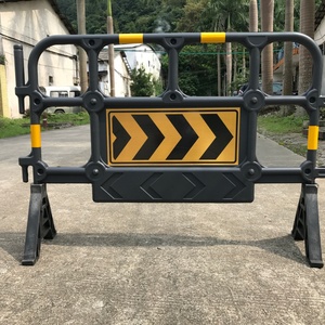 Barrière de signalisation routière L1400mm rouge en HDPE/PE, réfléchissante prismatique haute intensité, IP22, non remplissable d'eau, pour chantier de construction routière - Product Image 4