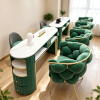 Ensemble de table de manucure moderne de luxe léger, chaise à bulles en velours vert, cadre en métal doré, plateau en marbre, bureau à ongles