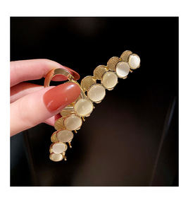 Grande <span class=keywords><strong>pince</strong></span> à cheveux perle oeil de chat pour femmes Style coréen <span class=keywords><strong>pince</strong></span> à mâchoires en métal doré pour cheveux épais en gros pour un usage quotidien - Product Image 4
