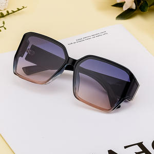 Gafas de sol con montura cuadrada de estilo europeo para mujer, protección UV400, lentes de PC negras, gafas de sol de clase 2, C1, negro brillante, doble gris - Product Image 2