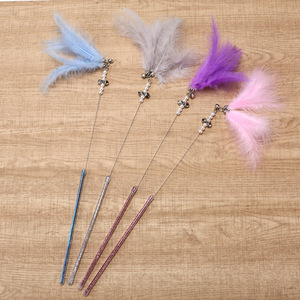 Le fabricant fournit de nouveaux jouets pour chats avec plumes, des jouets pour chats avec plumes colorées, des jouets d'auto-entretenissement et de divertissement. - Product Image 4