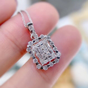 Collana con Ciondolo Quadrato Cavo per Donne, Catena Semplice e Trendy per Clavicola, Accessorio Leggero per Uso Quotidiano - Product Image 1