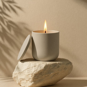 เทียนหอม AIKUN ผู้ผลิต OEM ขี้ผึ้งถั่วเหลือง อโรมาเธอราพี ภาชนะเซรามิกพร้อมฝาปิด กลิ่นหอมสำหรับบ้าน จำหน่ายส่ง - Product Image 5