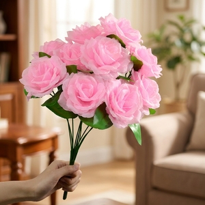 Bouquet di Rose Finte Piccole in Seta a 7 Teste con Foglie di Eucalipto da Spaccio Aziendale per Decorazione Casa Ufficio e Matrimonio - Product Image 1