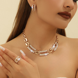 Parure de bijoux 5 pièces tendance avec collier, boucles d'oreilles, bague et bracelet cercle diamanté exagéré – Bijoux de mariage pour femme - Product Image 1