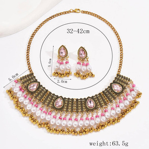 Set di Gioielli Indiani Classici Placcati Oro Manna 2 Pezzi con Cristalli e Strass, Collana con Perle Pendenti e Orecchini per Anniversari e Feste Femminili - Product Image 3