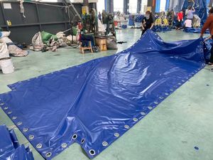 Durevole rotolo di tela cerata in PVC resistente resistenza meccanica 400-700 GSM peso medio tessuto PVC lunga durata di vita facile pulizia - Product Image 6