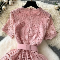 Robe en dentelle creuse brodée française personnalisée à volants robe mi-longue à manches courtes avec ceinture