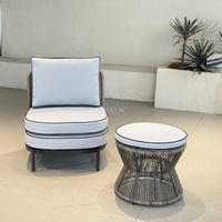 Chaise d'extérieur moderne avec coussin rond et dossier tressé pour jardin, terrasse et balcon