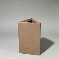 Jardinière triangulaire haute en fibre de verre au design moderne et épuré, biodégradable et écologique, pour usage extérieur et intérieur, idéale pour les centres commerciaux