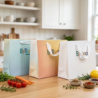 Sacs en papier kraft écologiques recyclables noirs avec poignées en corde de coton pour l'emballage alimentaire et vestimentaire et le shopping