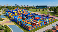 Aire de jeux gonflable sur le thème des courses automobiles avec toboggans, jeux d'obstacles et jeux interactifs pour événements et locations