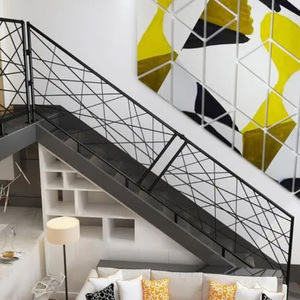 Colonne de <span class=keywords><strong>ferronnerie</strong></span> à motifs personnalisés pour une utilisation en intérieur Main courante d'escalier au design contemporain simple Rampes de villas Greniers Couleur noire - Product Image 3