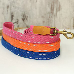 신제품 <span class=keywords><strong>2026</strong></span> 맞춤형 6.5피트 소프트 헤비듀티 반사견 훈련용 리드 내구성 있는 나일론 ID 가죽 태그 포함 야간 안전 코튼 웨빙 - Product Image 5