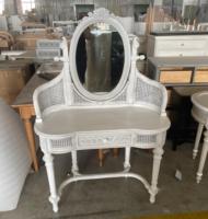 Table de maquillage vintage en rotin sculpté, style français blanc, avec miroir ovale