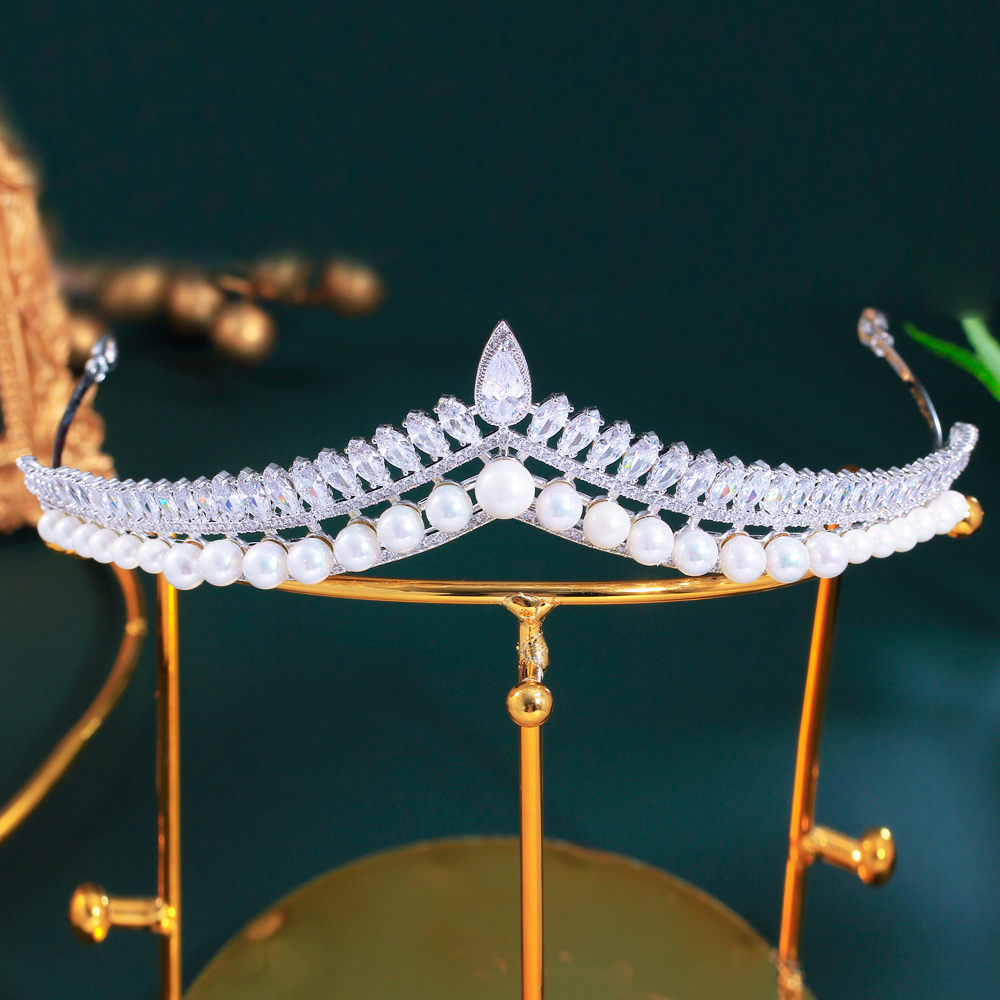 Elegant Queens Headpiece with Shiny CZ Stones for Brides display picture 1