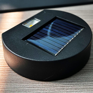 Lampe murale solaire d'extérieur en forme de cylindre, lumière LED, angle de faisceau de 20 degrés, étanche, pour jardin, patio, balcon - Product Image 1