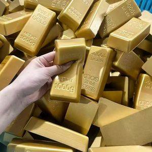 Jouet anti-stress souple et moelleux en forme de barre d'or 1000g, simulation de brique d'or, jouet à presser pour soulager le stress, réaliste, à remontée lente, parfumé et moelleux - Product Image 1