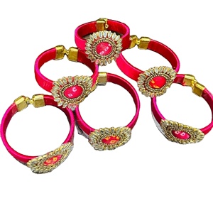 Nuevas pulseras estilo Kundan con perlas rojas y pedrería para fiestas, con cristales ovalados bordados con hilo rosa en el exterior. - Product Image 4