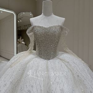 Robe de mariée moderne Xx86 en tulle, couleur ivoire, épaules dénudées, avec appliques, perles de cristal et paillettes, coupe princesse, traîne chapelle - Product Image 6