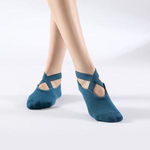 Chaussettes de yoga antidérapantes en coton pour femmes avec sangles et bandes, idéales pour le Pure Barre, la danse et l'entraînement pieds nus – Vente en gros - Product Image 1
