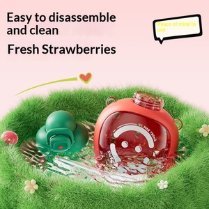 ขวดน้ำลายการ์ตูนขนาดใหญ่ 750 มล. สำหรับเด็กผู้หญิง ยี่ห้อ Strawberry Life พร้อมหลอดดูด แก้วน้ำผลไม้แบบพกพาสำหรับฤดูร้อน วัสดุ Tritan ชุดสองชิ้น - Product Image 3