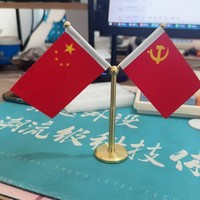 Drapeau de table personnalisé de pays du monde entier en gros avec support en laiton métallique, polyester respirant, imprimé numériquement