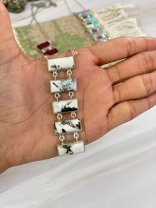 จี้เงินแท้ทำมือประดับด้วยหินธรรมชาติสีขาวคอตตอนแคนดี้ บัฟฟาโล และสีแดงโรสดาเลีย ชุบหลายชั้น เหมาะสำหรับเป็นของขวัญวันครบรอบ - Product Image 5