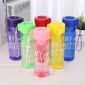 Bouteille d'eau en plastique sans BPA avec couvercle et corde pour les voyages, la randonnée, design minimaliste unisexe, bouchon à vis. - Product Image 6
