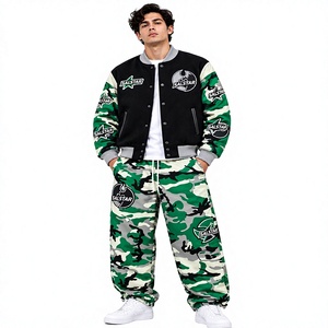 Ensemble de survêtement camouflage personnalisé pour homme avec veste bomber universitaire et pantalon de jogging imprimé vert, fabricant de vêtements de mode streetwear - Product Image 1