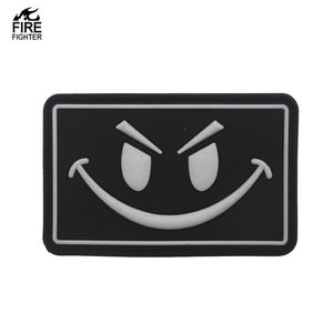 Smirk Face Evil Tactical 3D Tela de goma Etiqueta de ropa Cara sonriente Parche de silicona de goma cuadrada para etiquetas de camisa - Product Image 3