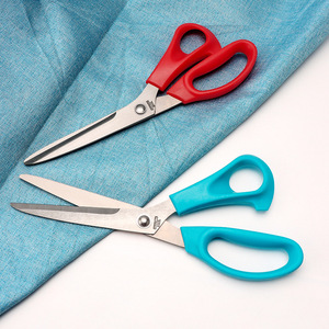 Ciseaux de tailleur en acier inoxydable en gros, 11 cm, en forme de V, pour la découpe de vêtements, poignées rouge, bleue, noire, fabriqués à Yangjiang - Product Image 1