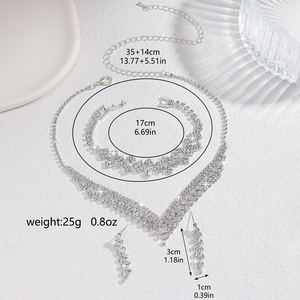 Parure de bijoux tendance pour femme : collier ras du cou, boucles d'oreilles et bracelet en alliage de zinc plaqué argent, motif étoile et lune orné de diamants - Product Image 5