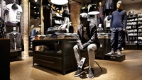 Meuble de Boutique pour hommes, présentoir de vêtements en Jeans, présentoir de Table de magasin de vêtements