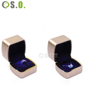 Boîte à bijoux magnétique de luxe avec LED, boîte cadeau pour bijoux peinte sur mesure pour femmes - Product Image 4