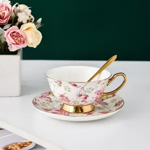 Service à thé en matériau écologique Ensemble pour tasses et soucoupes à thé Thé rouge en porcelaine fleurie traditionnelle Décalcomanie au design unique Caractéristique de couleur de tasse transparente