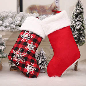 Calcetín Navideño de Lujo Personalizado de Algodón Jiatao con Bordado de Copos de Nieve y Renos, Diseño a Cuadros Rojo y Negro - Product Image 5