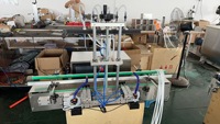Machine de remplissage de liquides automatique de comptoir à 4 têtes, contrôlée par PLC, avec pompe péristaltique et convoyeur à bande pour bouteilles de boissons et de jus