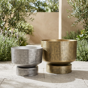 Juego de 2 macetas redondas de metal hechas a mano de latón AK en oro y plata con acabado antiguo para interiores y exteriores para decoración del hogar y el jardín - Product Image 2