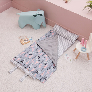 Tapis de sieste Portable pour enfants avec oreiller amovible et couverture polaire à pois - Product Image 6