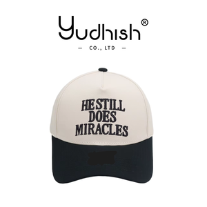 Cappellino Trucker a 6 Pannelli in PVC con Lettere Stereoscopiche Ricamate 'FOR HE STILL DOES MIRACLES' per Uso Casual Unisex - Product Image 2