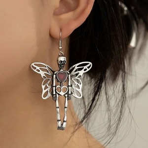 Pendientes de Calavera y Esqueleto de Halloween de Moda Europea y Americana con Diseño de Alas de Aleación, Versátiles Aros con Perlas Colgantes, Accesorios Festivos - Product Image 2