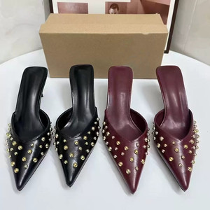 Sandales à talons hauts pour femmes, élégantes et sexy, à bout pointu, décorées de rivets, talons fins, pour l'extérieur - Product Image 1