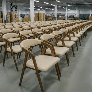 Silla de Comedor Moderna con Patas en Forma de A, Madera Maciza de Fresno con Acabado de Poros Abiertos, Asiento de Cuero Beige, Silla de Restaurante para Cafetería y Salón - Product Image 1