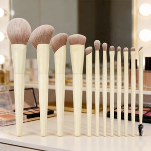 Ensemble de 12 pinceaux de maquillage professionnels de haute qualité, synthétiques, vegan, personnalisés, jaunes Morph - Product Image 2