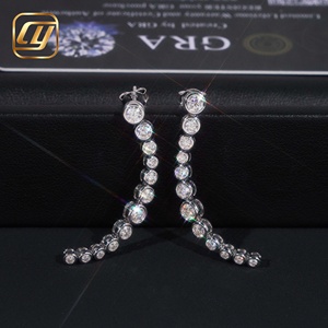 Boucles d'oreilles pendantes en argent 925 avec moissanite sertie clos et diamants linéaires - Product Image 6